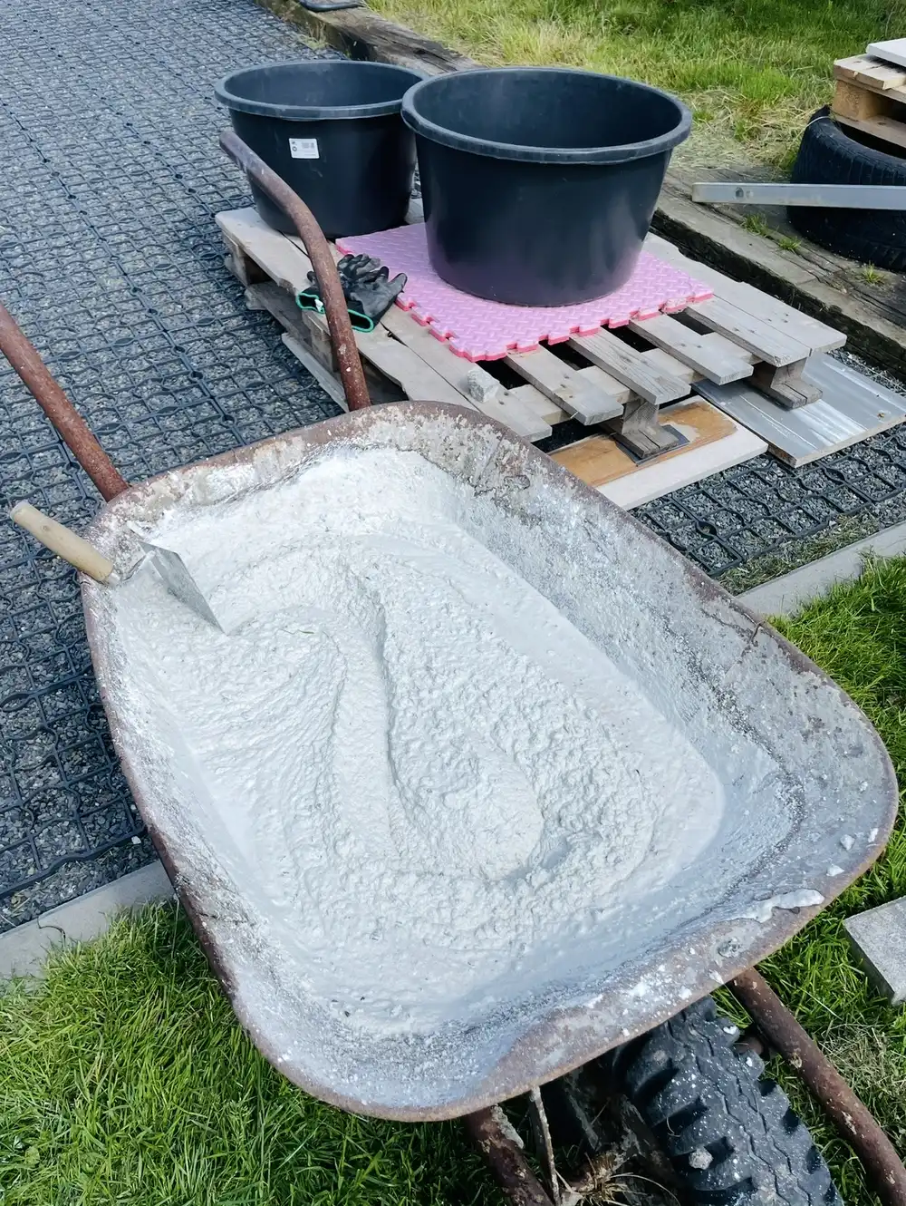 Míchání betonové směsi v kolečku před litím do formy